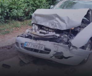 У Франківську водійка «Mitsubishi Carisma» в’їхала у припаркований причіп і розтрощила авто