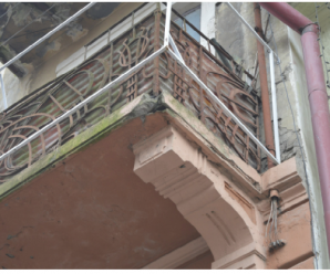 У Франківську балкони продовжують трусити старістю на голови перехожих