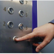 Дорослі та діти: у Франківську в ліфті застрягли люди