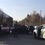 У Франківську Volkswagen зіткнувся з маршрутним автобусом: двоє людей травмовані (ВІДЕО)