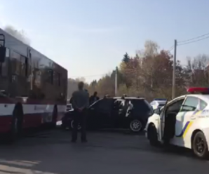 У Франківську Volkswagen зіткнувся з маршрутним автобусом: двоє людей травмовані (ВІДЕО)