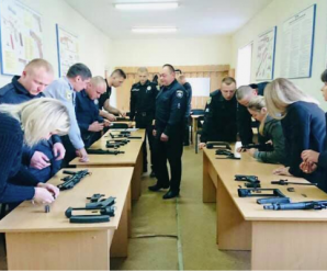 Прикарпатських поліцейських озброїли новими пістолетами-кулеметами