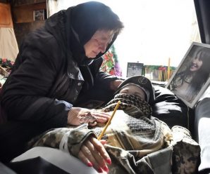 “Який біль…”: У Миргороді поховали 36-річну військову Ярославу Никоненко. Мати почорніла від горя (фото/відео)