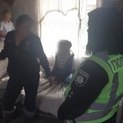 На Івано-Франківщині горе-матір тримає трьох дітей в неналежних умовах