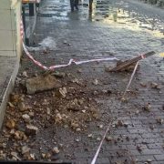 На Миколаївщині впав балкон з трьома прикарпатцями. Один загинув на місці