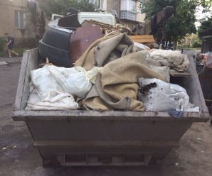 У Калуші ліквідують стихійні смітники зі старими меблями, матрацами і шинами