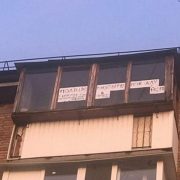 На балконі п’ятиповерхівки з’явився загадковий напис: “Тут 6 років ґвалтують дитину”