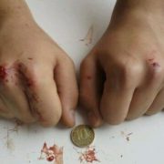 Криваві сліди: в Україні для школярів з’явилася нова небезпечна гра “Монетка”