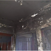 Траурний вінок та пожежі: у Бурштині мешканці багатоквартирного будинку бояться чергового підпалу (ФОТО+ВІДЕО)