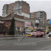 В Івано-Франківську маршрутка знесла електроопору (ВІДЕО)