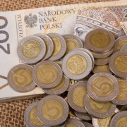 У Польщі українці вимагали у чоловіка гроші, забрали телефон та банківські картки