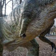 Вандалів, які понищили динозавра в парку, шукають між студентами