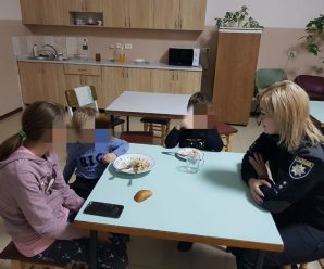 На Снятинщині мати залишила без нагляду трьох дітей