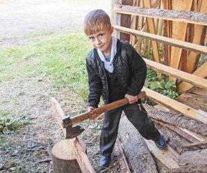 У сім років рубає дрова. Вражаючі будні дітей у Карпатах