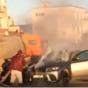 У Росії елітний позашляховик гасили лайном: Епічне відео