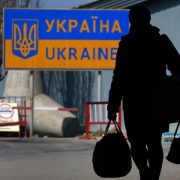 Українські заробітчани масово повернуться назад: названа причина