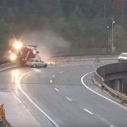 Смертельна ДТП: вантажівка на швидкості пробила бетонну огорожу та злетіла з мосту (відео)