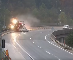 Смертельна ДТП: вантажівка на швидкості пробила бетонну огорожу та злетіла з мосту (відео)