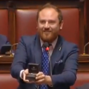 В Італії депутат просто під час виступу освідчився коханій (відео)