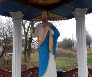 На Прикарпатті невідомі пошкодили статую Ісуса: адміністрація просить допомогти знайти винних (ФОТО)