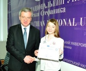 Прикарпатська студентка отримала 1000 доларів за найкращу магістерську роботу (ФОТО)
