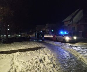 У Франківську п’яний водій BMW розбив чужу машину, вилетів на тротуар та зіткнувся з деревом