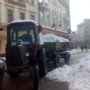У Франківську комунальники цілодобово чергують – виглядають снігу