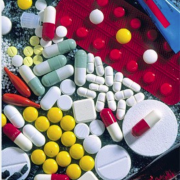 Лікарі отримали від фармацевтичних компаній за “правильні” ліки 140 мільйонів гривень — Нацполіція