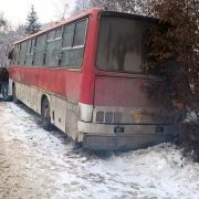 На Прикарпатті туристичний автобус знесло з дороги, інший — у кюветі