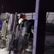 Щоб підняти 20-тонну цистерну з газом, яка перевернулася в ДТП, евакуюють людей