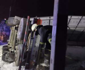 Щоб підняти 20-тонну цистерну з газом, яка перевернулася в ДТП, евакуюють людей