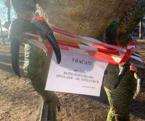 Акт вандалізму: п’яні військові понищили скульптуру динозавра у міському парку (ФОТО)