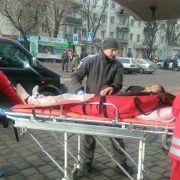 У Франківську муніципали з медиками рятували посеред вулиці чоловіка