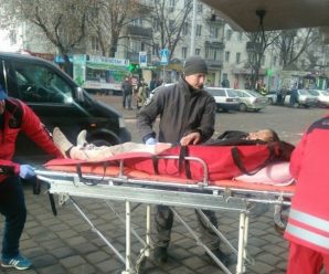У Франківську муніципали з медиками рятували посеред вулиці чоловіка