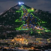 Найбільшу в світі новорічну ялинку запалили в Італії