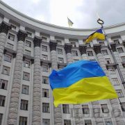 Українцям суттєво урізали виплати: стало відомо, кому не пощастить