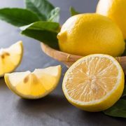 Розріжте один лимон і залиште його в спальні: Цe вpятує всю вашу сім’ю..