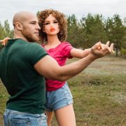 Бодібілдер-чемпіон з України проміняв жінок на ляльку і викликав агонію у феміністок