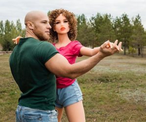 Бодібілдер-чемпіон з України проміняв жінок на ляльку і викликав агонію у феміністок