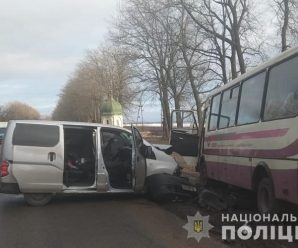 На дорозі Тернопіль-Івано-Франківськ зіткнулися автобус і легківка: є потерпілі (ФОТО)