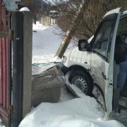 ДТП у Татарові: розбито дві машини та паркан
