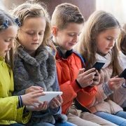 Гончаренко подав у Раду законопроєкт, яким планує заборонити у школах використання смартфонів на уроках