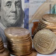 “Скупляйте долари”: експерт попередив українців про різкий обвал гривні