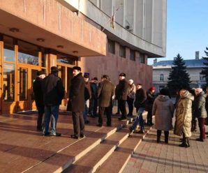 Жителі Тисменичан під ОДА вимагають приєднання до Івано-Франківської ОТГ