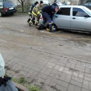 У Франківську автомобіль провалився в незакритий каналізаційний колектор (фото)