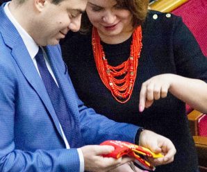 Прикарпатська депутатка Оксана Савчук “презентувала” у Верховній Раді брендові франківські шкарпетки (ФОТО)