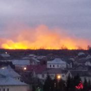 Поблизу Франківська масштабна пожежа сухої трави. Мешканців кличуть допомогти рятувальникам (ФОТО, ВІДЕО)