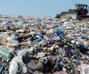 Сміттєва проблема: у дворах Івано-Франківська бракує місця для проїзду сміттєвозів (ВІДЕО)