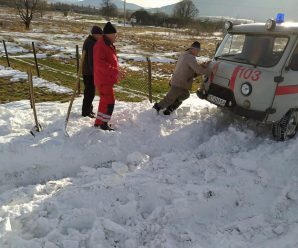 Нерозчищена дорога: на Долинщині авто швидкої застрягло у снігу (ФОТО)