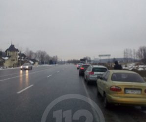 Дорога — дзеркало: з Коломиї до Івано-Франківська зупинився рух транспорту (ФОТО/ВІДЕО)